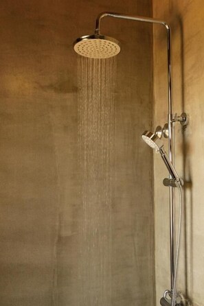 Shower, hydromassage showerhead, eco-friendly toiletries, hair dryer - São Jorge Apartments Suítes  (Lisbon)