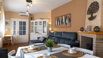 Huis, 2 slaapkamers, terras, uitzicht op bergen | Woonruimte | Een 40-inch smart-tv met digitale zenders en een televisie