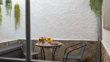 Huis, 2 slaapkamers, terras, uitzicht op bergen | Terras