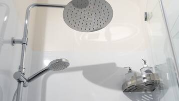 Huis, 2 slaapkamers, terras, uitzicht op bergen | Badkamer | Een haardroger, badjassen, handdoeken, zeep