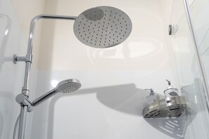 Talo, 2 makuuhuonetta, terassi, vuoristonäköala | Kylpyhuone | Hiustenkuivaaja, kylpytakit, pyyhkeet, saippua