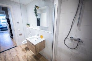 Room | Bathroom | Shower, hair dryer, towels, shampoo