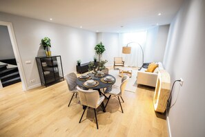 Room | In-room dining - Alphabet Apartments Villapark (Rotterdam)