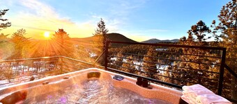 Sunrise+Sunset views - HotTub / Firepit / RecRoom / BBQ / Yoga studio /Treadmill