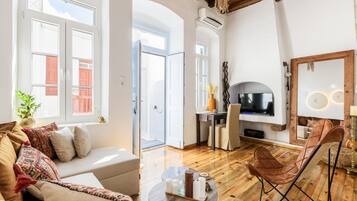 Tradisjonelt townhouse | Oppholdsområde | En 40-tommers Flatskjerm-TV med Parabol-TV samt TV og Netflix