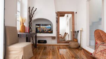 Traditionele resortwoning | Woonkamer | Een 40-inch flatscreentelevisie met satellietzenders en een televisie