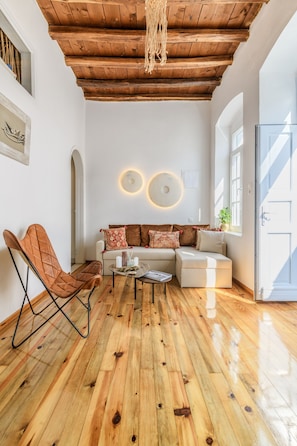 Casa de ciudad tradicional | Área de sala de estar | Televisión de pantalla plana, Netflix y servicios de streaming 