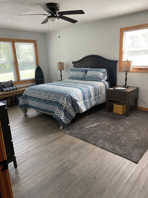 2 bedrooms, desk, iron/ironing board, internet - Country Charmer near lake new hot tub handicap accessible Extended stay (Estill Springs)