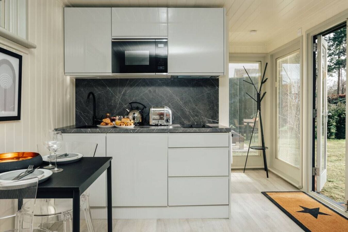 Micro-ondas, cooktop, torradeira, talheres/pratos/utensílios de cozinha