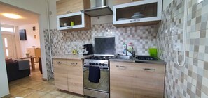 冷蔵庫、電子レンジ、オーブン、コンロ