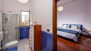 Une salle de bain moderne avec une douche à parois de verre, un meuble-lavabo en bois et des toilettes.