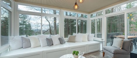 Smart TV, chimenea, videojuegos y libros