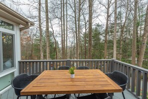 Outdoor dining - Ashevilles Beautiful Home (Arden)