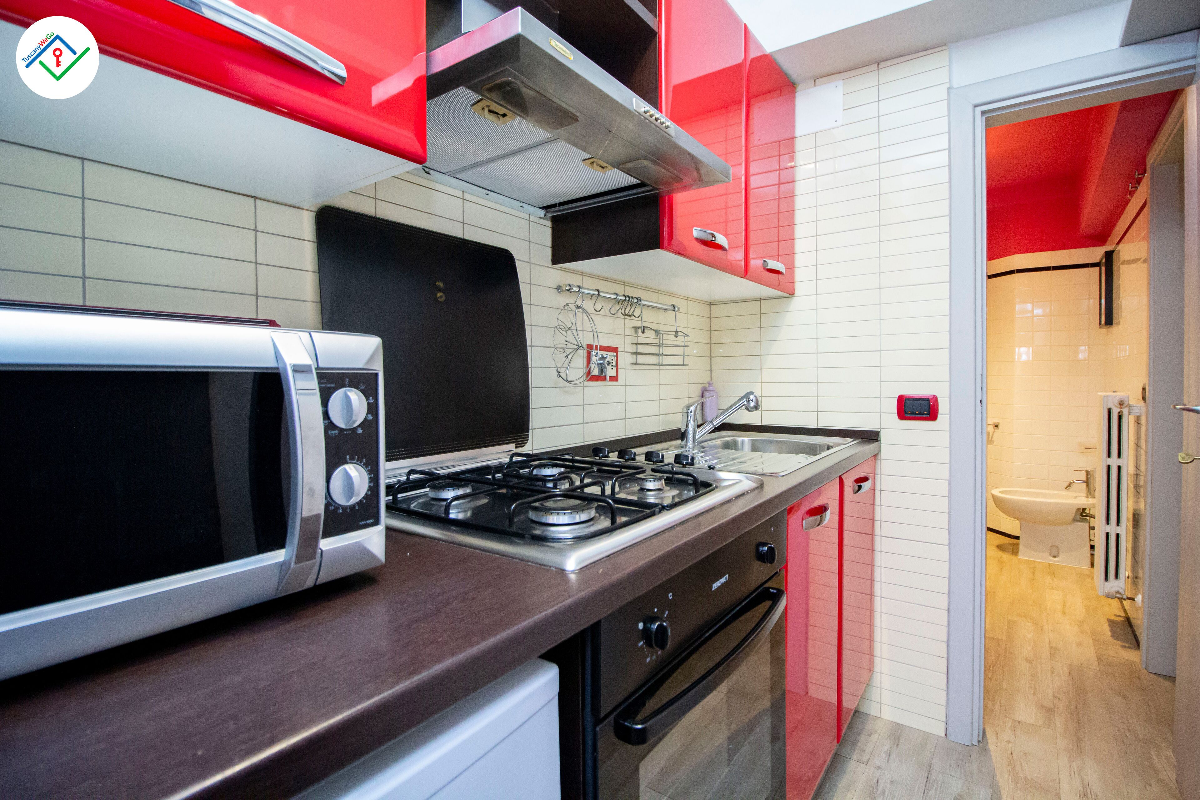 Frigorifero, microonde, forno, piano cottura