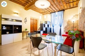 Dining - Antica Piazza Apartment (Lucca)