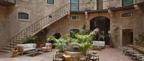 Couples treatment rooms, body treatments, hot stone massages