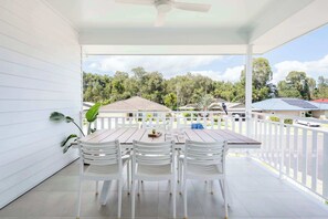 Outdoor dining - Biirinba - Oceanstays (Yamba)