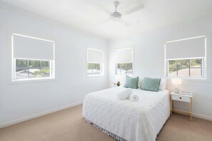 4 bedrooms, iron/ironing board, WiFi, bed sheets - Biirinba - Oceanstays (Yamba)