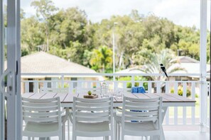 Outdoor dining - Biirinba - Oceanstays (Yamba)