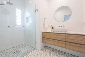 Dusche, Haartrockner, Handtücher, Shampoo