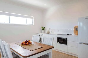 Fridge, microwave, oven, stovetop - Biirinba Breeze - Oceanstays (Yamba)