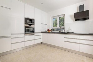 ثلاجة، ميكروويف، فرن، موقد طهي مسطح