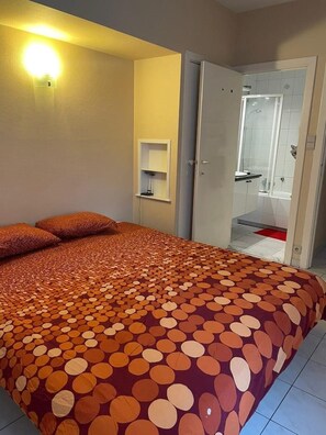2 bedrooms, travel crib, free WiFi, bed sheets
