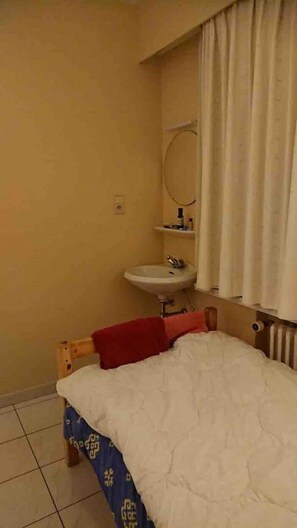 Regadera, secadora de cabello, toallas, papel de baño 