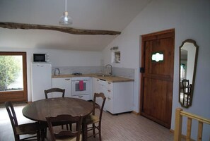 Geladeira, micro-ondas, fogão, cooktop