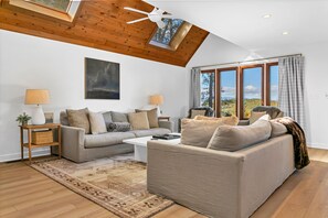 电视、电子游戏、书、办公室