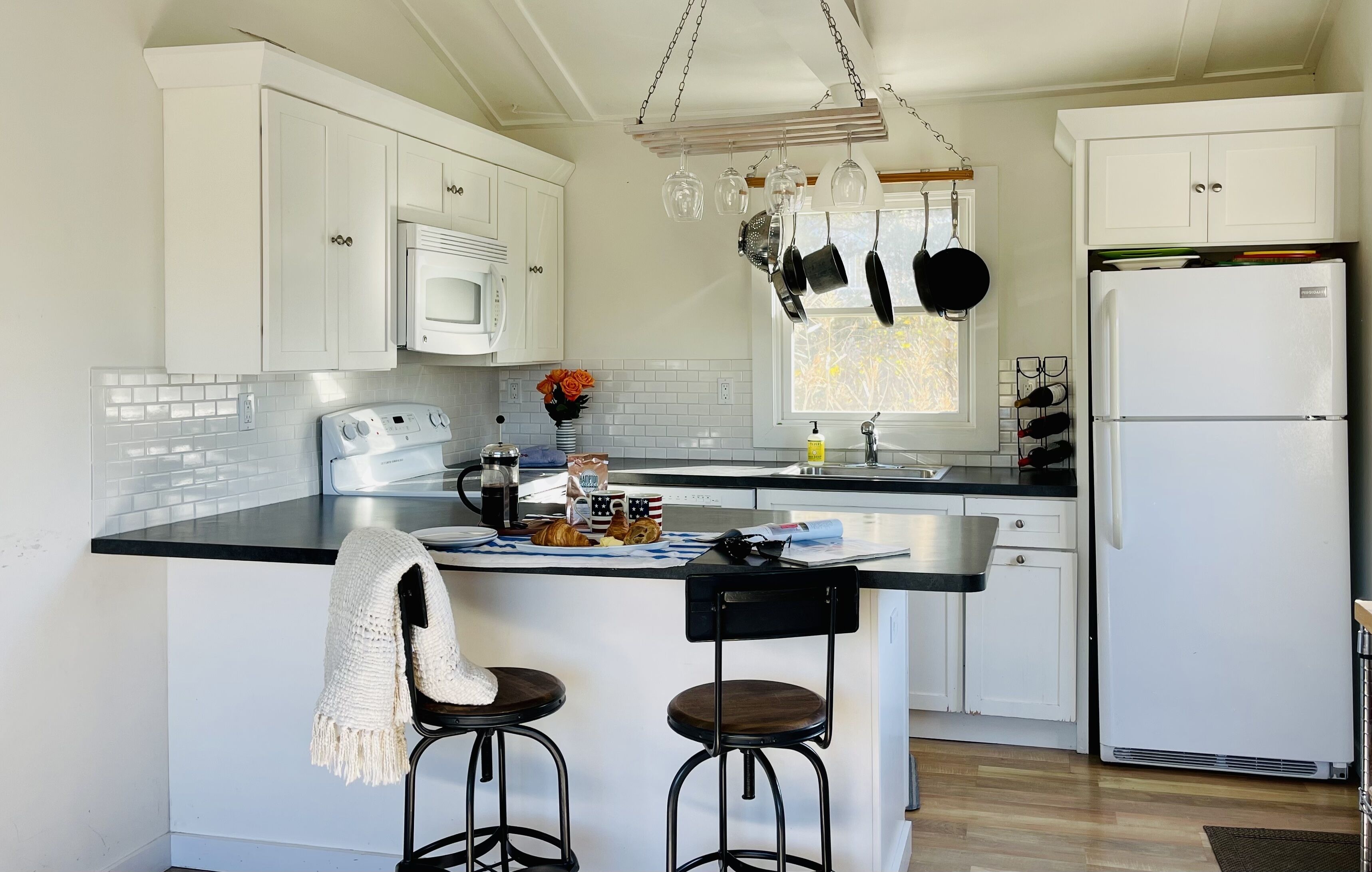 Westhampton Beach-Fully updated sunny cottage, 3 min. walk to the beach and bay!