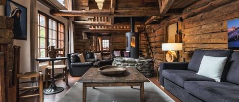 Télévision, cheminée, chaßne hi-fi