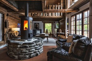 Televisión, chimenea y estéreo