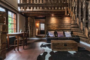 Televisión, chimenea y estéreo 