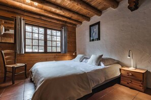 4 bedrooms, desk, travel cot, free WiFi