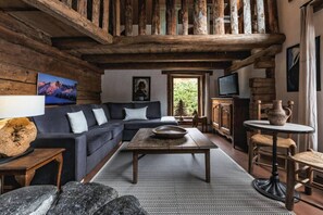 Televisión, chimenea y estéreo 