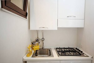 Appartamento Basic | Cucina privata | Mini-frigorifero, piano cottura, pentole/stoviglie/utensili