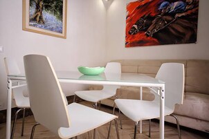 Appartamento Basic | Area soggiorno | TV a schermo piatto 24 pollici con canali via cavo, TV
