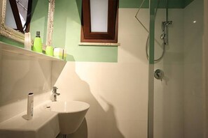 Basic Apartment | Bathroom | Shower, rainfall showerhead, hair dryer, bidet - Fisherman's House (Trapani)