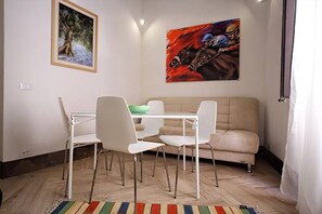 Basic Apartment | Living area