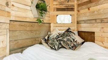 1 bedroom, bed sheets