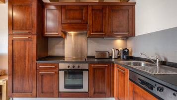 Een koelkast, een microgolfoven, een oven, een kookplaat