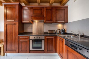 Fridge, oven, stovetop, dishwasher