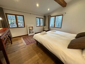 4 bedrooms, desk, iron/ironing board, travel cot