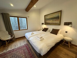 4 bedrooms, desk, iron/ironing board, travel cot