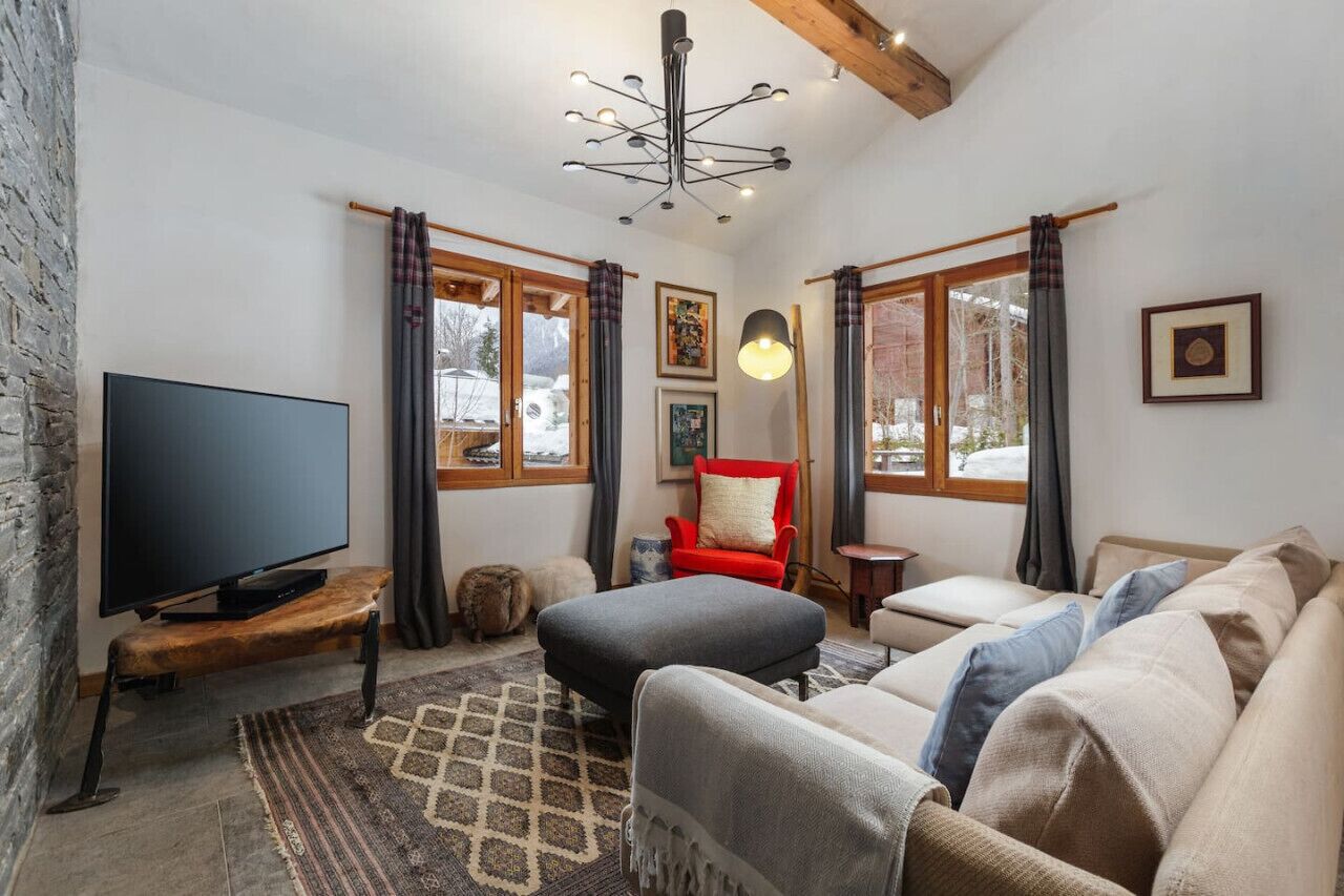 Smart TV, chimenea, futbolito y estéreo 