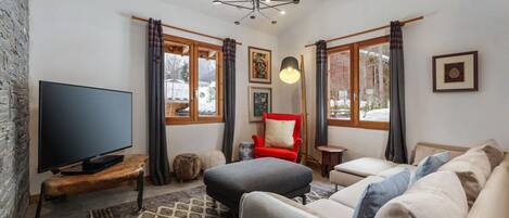 Smart TV, chimenea, futbolito y estéreo