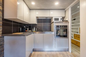 Fridge, oven, stovetop, dishwasher