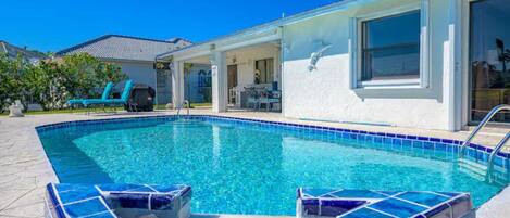 Een buitenzwembad en een verwarmd zwembad