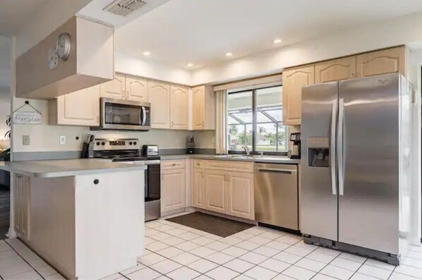 Kühlschrank, Mikrowelle, Ofen, Herdplatte